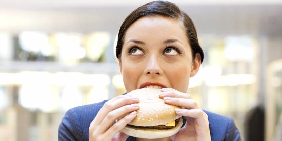 Τι συμβαίνει στο σώμα μας κάθε φορά που τρώμε fast food