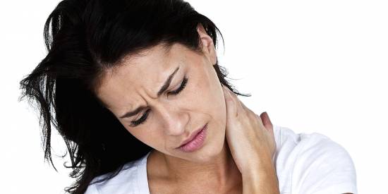 Πόνος στον αυχένα: Μπορεί να φταίει το "αυχενικό σύνδρομο του κινητού";
